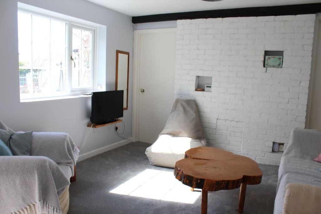 Cozy Country Cottage With Beautiful Rural Views 뉴키 외부 사진