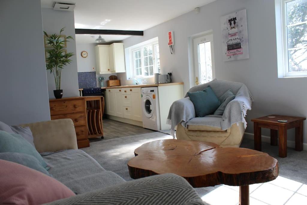 Cozy Country Cottage With Beautiful Rural Views 뉴키 외부 사진