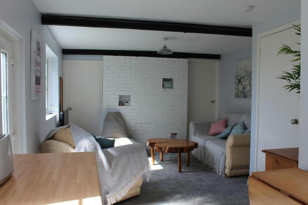 Cozy Country Cottage With Beautiful Rural Views 뉴키 외부 사진
